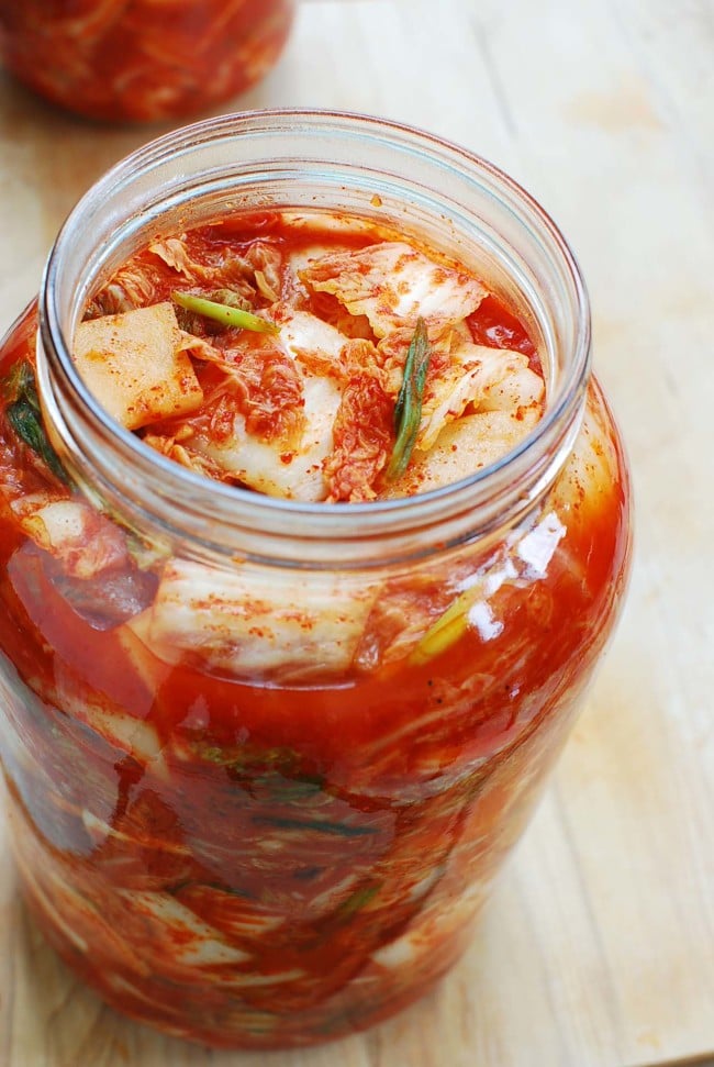 简单的kimchi在加仑大小的罐子里