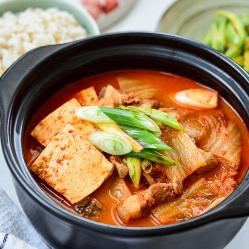 红色辣kimchi炖肉在土罐